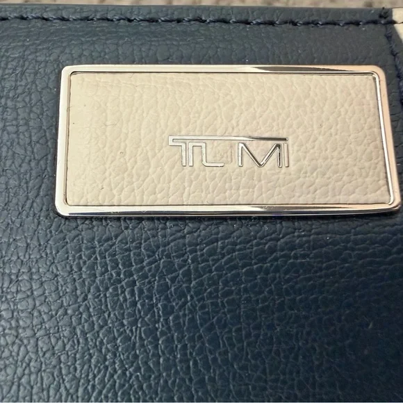 Tumi Navy and Cream Leather wallet - Picture 2 of 6